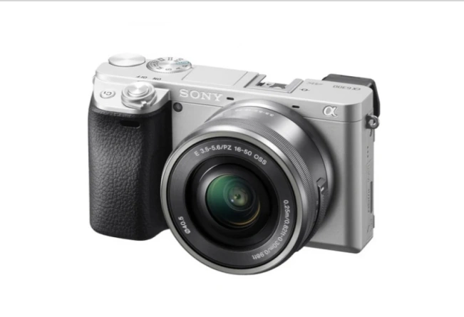 Фотоаппарат со сменной оптикой Sony Alpha ILCE-6300 Kit Silver фото 2